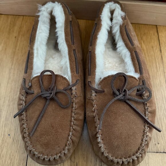 UGG Size 6 Chestnut Brown Suede Dakota Sheepskin Lined Moccasin Slippers Shoes - Picture 4 of 16